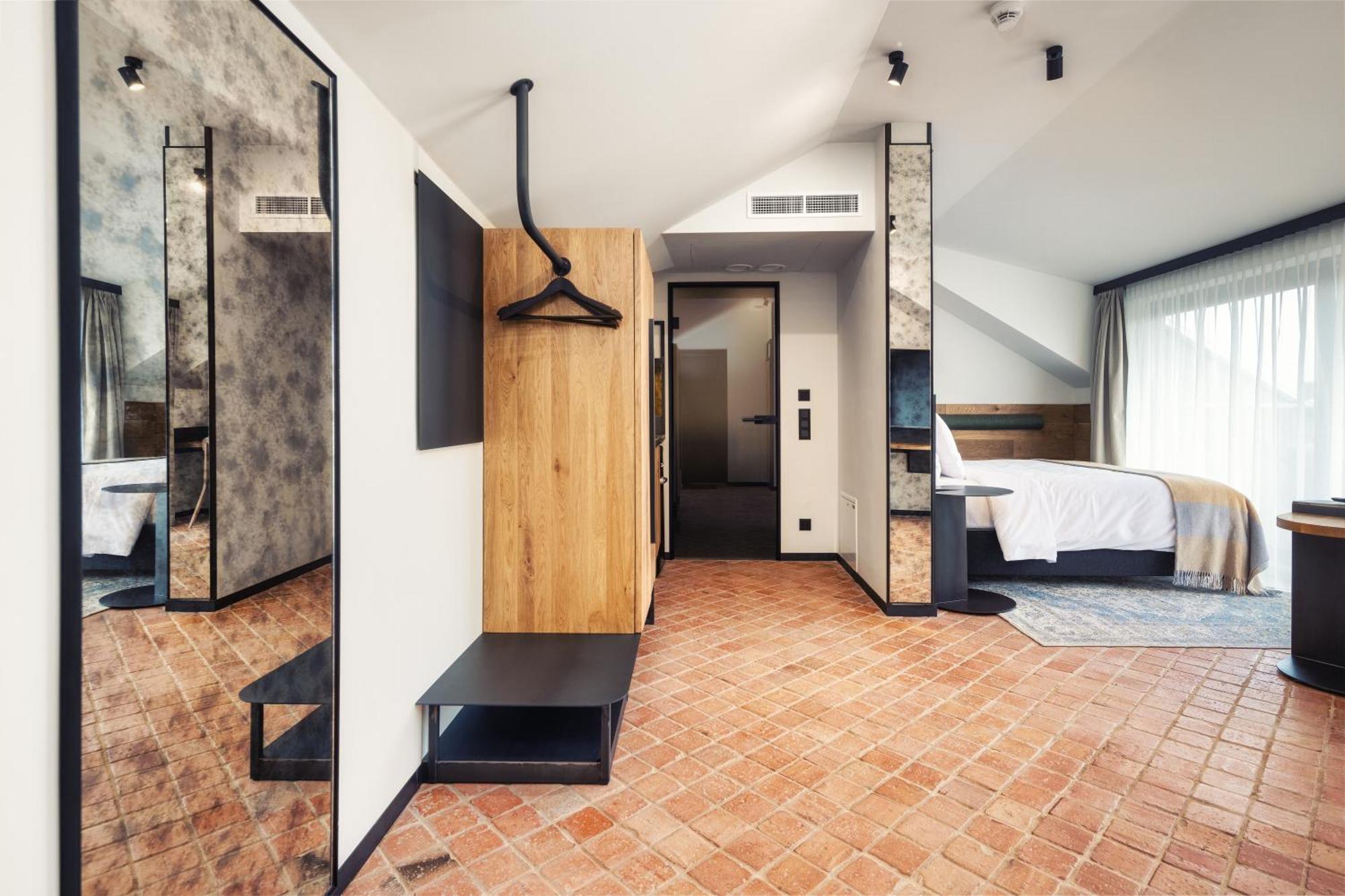 Nomadic Urban Premium