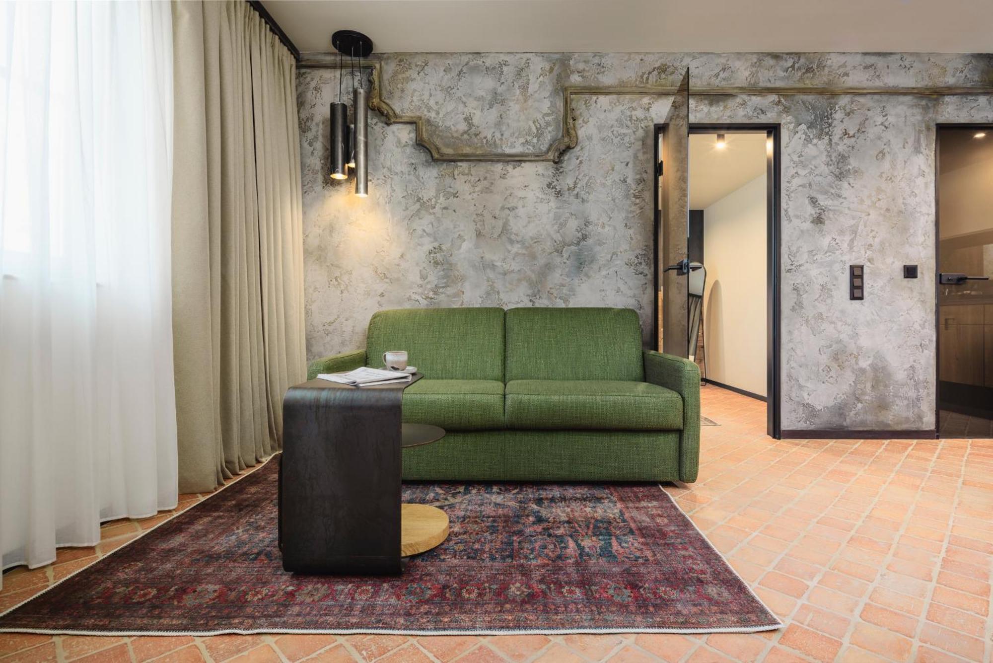 Nomadic Urban Premium